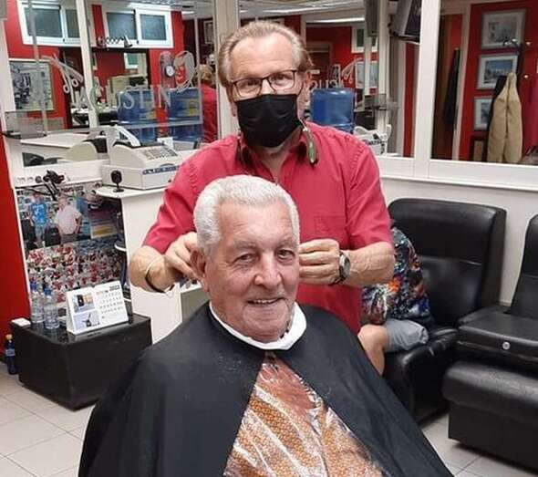 Antonio Torres González, hoy en la peluquería de su amigo y compañero de profesión Agustín Cabrera/TA.